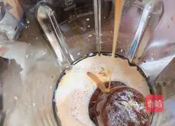 Illustration of how to make caramel ice cream latte 6