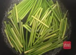 Illustration of how to make cold hand-shred garlic moss 2