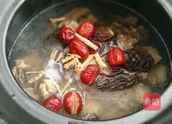 Illustration of how to make morel chicken soup 9