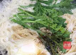 Illustration of how to make Chrysanthemum poached egg noodle soup 5