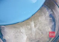 Illustration of how to stew bird's nest with wolfberry milk 8