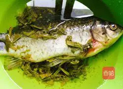 Illustration of how to make steamed crucian carp 2