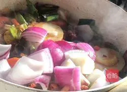 Illustration of how to make potato slices in a dry pot 10