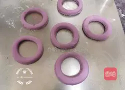 Illustration of how to make purple sweet potato and red date donuts 9