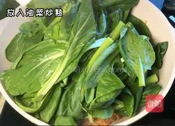 Illustration of how to make fried noodles with minced pork and rapeseed 4