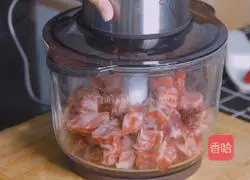 Illustration of how to make beef stuffed with green peppers 1