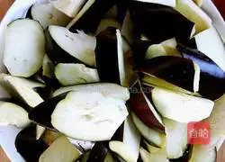 Illustration of how to make eggplant with minced meat 2