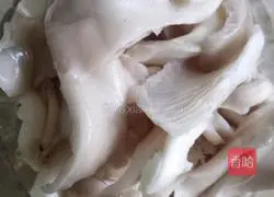 Illustration of how to make oyster mushroom braised pork belly 7