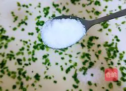 Illustration of how to make green onion rolls 15