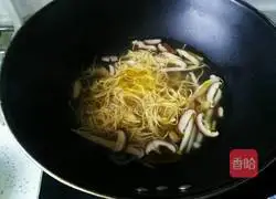 Illustration of how to make egg noodle soup 5