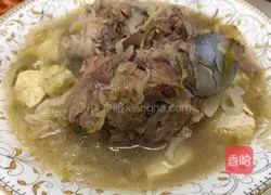 Illustration of how to stew big bone sticks with pickled cabbage 9