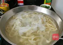 Illustration of how to make beef noodles in clear soup 11