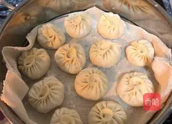 Illustration of how to make soup dumplings 9