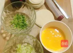 Illustration of how to make egg-filled pancakes with dumpling skins 1