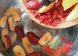 Illustration of how to make red dates, longan and wolfberry soup 3