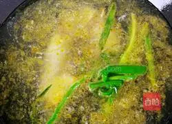 Illustration of how to make pure wild crucian carp soup 4