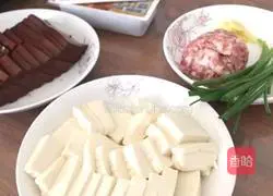 Illustration of how to make a bowl of pig blood and tofu soup in winter 1