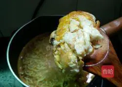 Illustration of how to make egg cheese ramen 10 