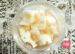 Illustration of how to make fruit lotus root soup 3