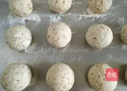 Illustration of how to make dried fruit steamed buns 10