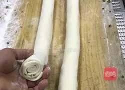 Illustration of how to make scallion pancakes 5