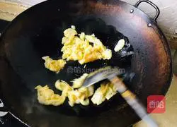 Illustration of how to make green pepper, egg and tomato noodles 5