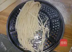 Illustration of making shredded pork hand-rolled noodles 7