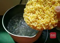 Illustration of how to make noodles with bean sprouts in chili sauce 4