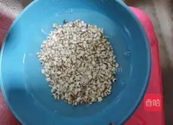 Illustration of how to make red dates, red beans and barley soup 4