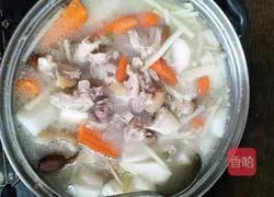 Illustration of how to make radish and pig's trotter soup 2