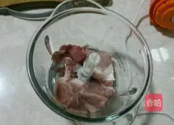 Illustration of how to make meatballs stuffed with winter melon 3