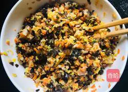  Illustration of how to make cabbage and fungus dumplings 2