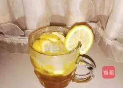Illustration of how to make lemon honey sparkling water 4 