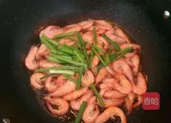 Illustration of how to fry river shrimp in oil 6