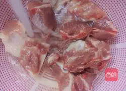 Lotus Root and Mung Bean Pork Ribs Soup Recipe Illustration 2