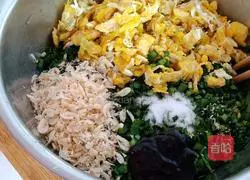 Illustration of how to make three fresh dumplings 3