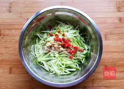 Illustration of how to make cold zucchini shreds 4