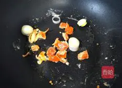 Illustration of how to make salted egg and winter melon meatball soup 3