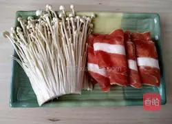 Illustration of how to make beef enoki mushroom rolls 1