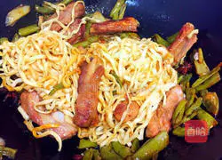 Illustration of how to make braised pork ribs and beans with noodles 13