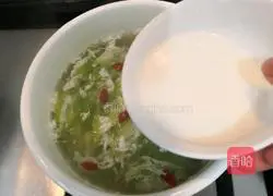 Illustration of how to make protein loofah and wolfberry soup 12