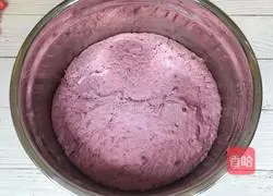 Illustration of how to make red date yogurt and purple sweet potato cake 13