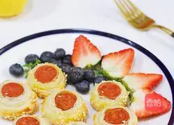 Illustration of how to make sausage flying cake rolls 13