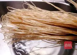 Illustration of how to make hot and sour vermicelli and mutton soup 2