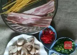 Fresh mushroom and bacon pasta Illustration of how to make noodles 1