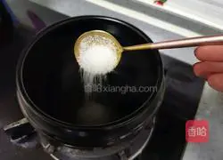 Illustration of how to make sweet glutinous rice canned yellow peach soup 3