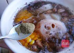 Corn, lotus root and peanut tube bone soup recipe 11