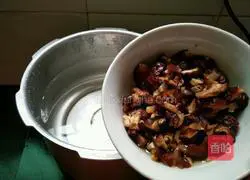 Illustration of how to make scallion and oyster meat noodle soup 4