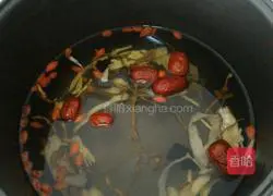 Illustration of how to make black chicken soup 4