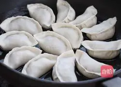 Illustration of how to make pork and celery fried dumplings 10